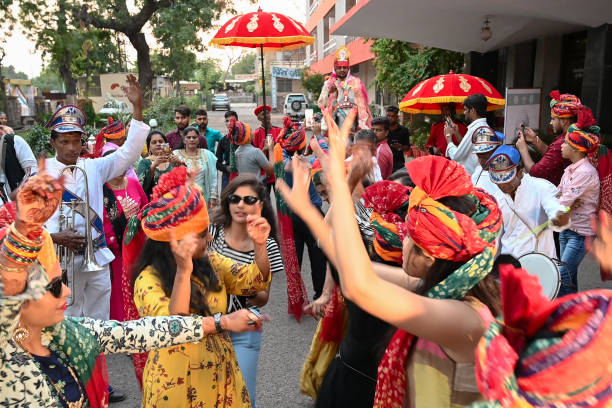 sindhi trauung, traditionelle indische feier - india indian culture traditional culture dancing stock-fotos und bilder