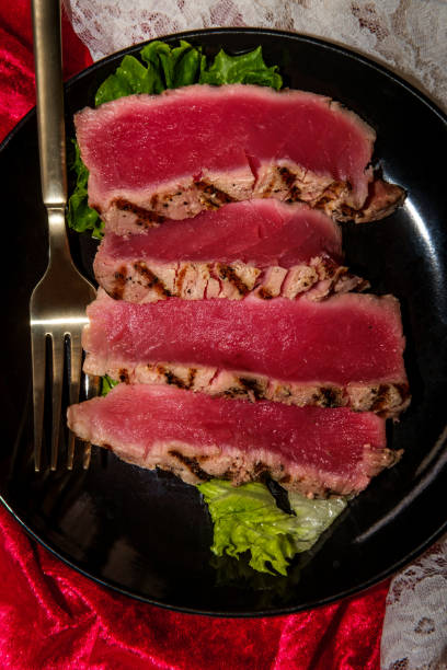 seared ahi thunfisch steak - tuna prepared ahi tuna steak seared stock-fotos und bilder