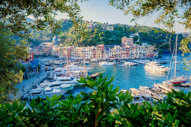 belle côte de mer avec des maisons colorées à portofino, italie europe portofino en ligurie, italie - santa margherita ligure photos et images de collection