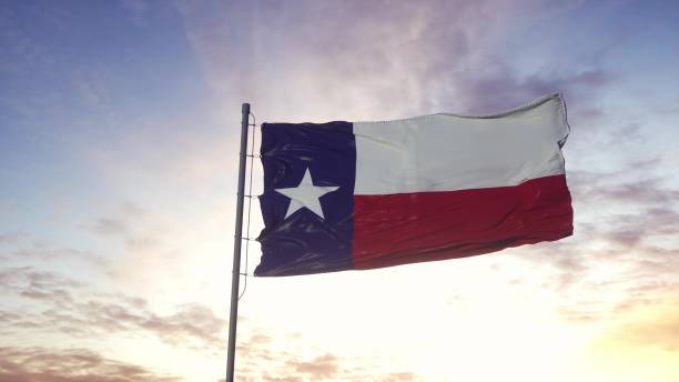 bandera del estado de texas ondeando en el viento. fondo dramático del cielo. ilustración 3d - tejanos fotografías e imágenes de stock
