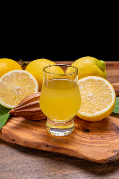 liquore al limoncello dolce ghiacciato a base di nuova raccolta di limoni italiani gialli maturi freschi, costiera amalfitana, italia - neapolitan specialty foto e immagini stock