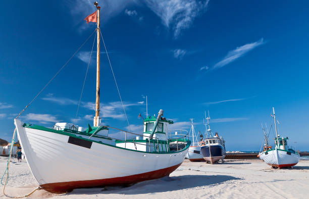 barcos de pesca remolcados a la playa de arena de lukken - løkken fotografías e imágenes de stock