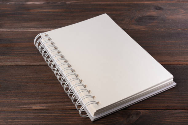 notebook na drewnianym tle - spiral notebook zdjęcia i obrazy z banku zdjęć