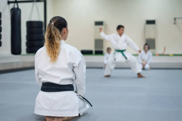 스포츠 체육관에서 가라데 트레이닝 세션을 보는 기모노의 가라데 강사 - dojo 뉴스 사진 이미지