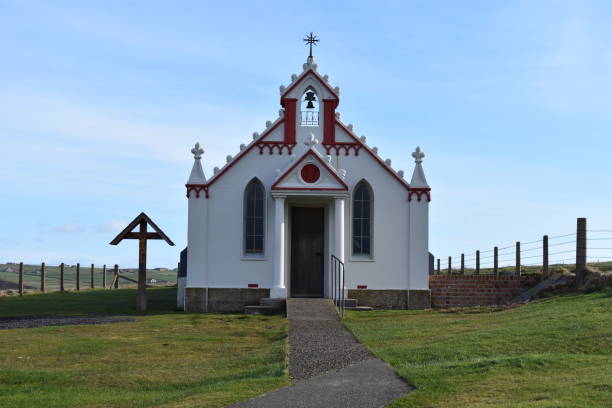 итальянская часовня оркнейских островов, построенная военнопленными - scotland orkney islands chapel italian culture стоковые фото и изображения