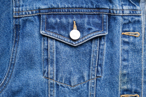 chaqueta de mezclilla azul, fondo de jeans. textura clásica de los jeans, primer plano. - denim jacket fotografías e imágenes de stock
