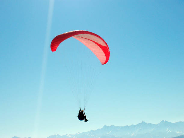 paragliding in den alpen im winter - paragliding sport austria parachuting stock-fotos und bilder
