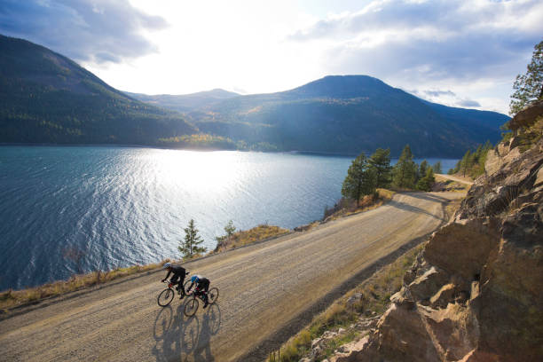 gravel road bicycle ride - landscape canada mountain rock fotografías e imágenes de stock