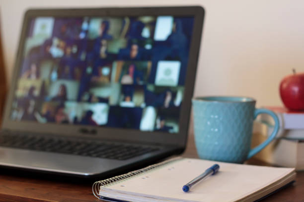 laptop, iskola és könyvek az asztalon. online iskola, e-learning koncepció - webinar témájú stock jellegű vizuális alkotások, jogdíjmentes fotók és képek