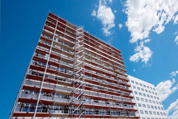 building construction site with scaffolding - old crane blue sky imagens e fotografias de stock