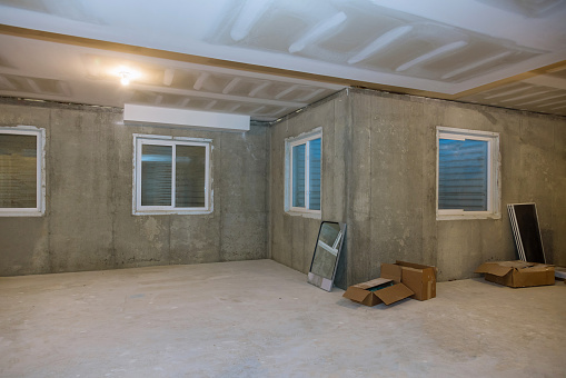 Vista inacabada sobre la construcción de suelo de hormigón de sótano vacío en construcción de vivienda photo