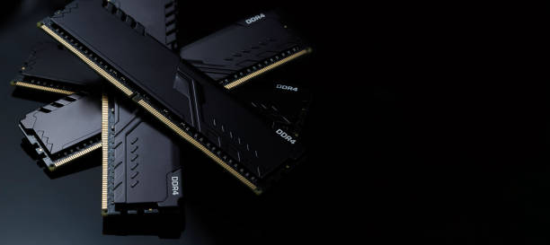 nuovi moduli ram ddr4 su un tavolo nero. autofficine elettroniche, ristrutturazione tecnologica, business, riparazioni concettuali con spazio di copia - random access memory foto e immagini stock