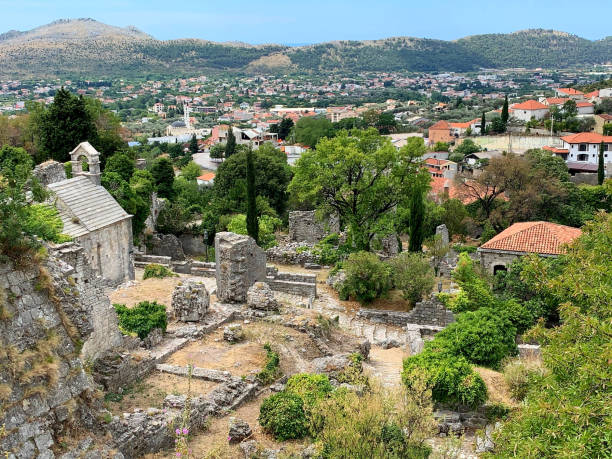 древние руины крепости в старом городе бар черногория, живописный городской пейзаж старый город бар является крупнейшим и наиболее важным  - bar стоковые фото и изображения