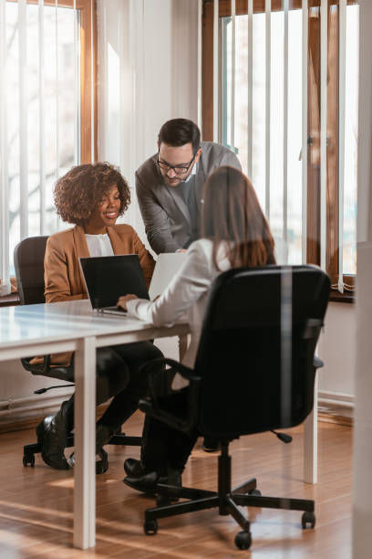 grupa profesjonalnych biznesmenów podczas spotkania projektowego - seminar women recruitment meeting zdjęcia i obrazy z banku zdjęć