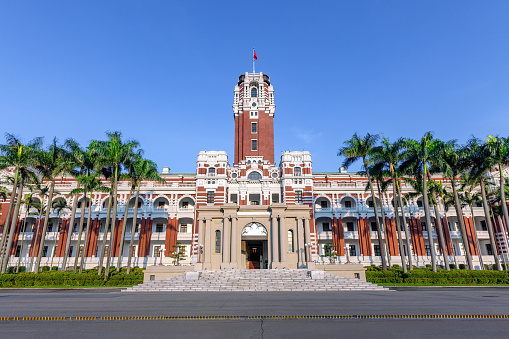 The predecessor of the Presidential Palace was the Governor’s Office of Taiwan in the Japanese era. Not only did it have an important position in the Japanese era, it also continued to play the role of the political center of the Republic of China after the liberation. The central tower doubled to 60 meters high, overlooking the panoramic view of the Taipei Basin. The decoration has also increased a lot, with a total area of more than 10,000 square meters, which was one of the few huge buildings in East Asia at that time.