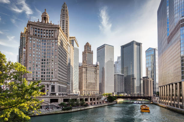 chicago river tourboat kreuzfahrt downtown chicago skyscrapers - ausflugsboot stock-fotos und bilder