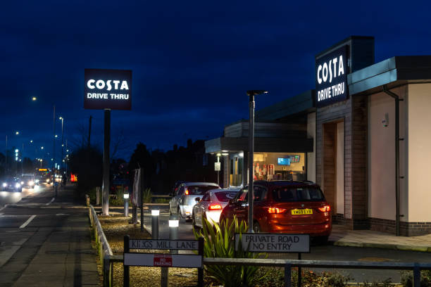 costa dysk kawy przez sklep niebieski godzina noc znaki godziny zapalił się i samochody w kolejce - starbucks drive through coffee store zdjęcia i obrazy z banku zdjęć