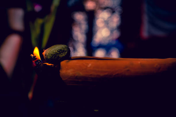 fotografia criativa de uma lâmpada de óleo de lama em chamas realista em diwali, um festival indiano à noite. chama de fogo vermelho, amarelo, laranja colorido aceso no fundo escuro da sombra noturna com efeito de grão de ruído. - gold bright brightly lit light - fotografias e filmes do acervo