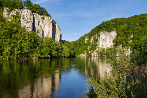 독일 바이에른 켈하임 근처의 다뉴브 강 의 돌파구와 석회암 암석 형성과 맑은 물 - danube valley 뉴스 사진 이미지