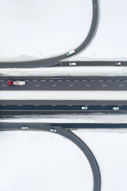 carretera y nieve en invierno - autopista de cuatro carriles fotografías e imágenes de stock
