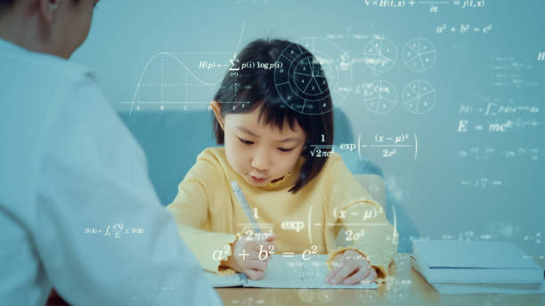 과외를 받는 아시아의 어린 소녀. 교육 기술 개념. 에드테크. - mathematics mathematical symbol child intelligence 뉴스 사진 이미지