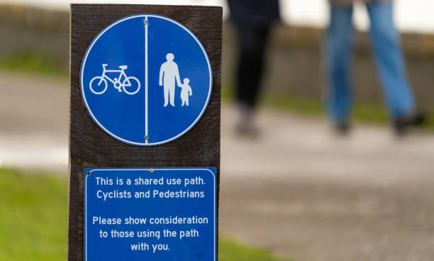 歩行者とサイクリストの共有パスサイン - bicycle sign symbol bicycle lane ストックフォトと画像