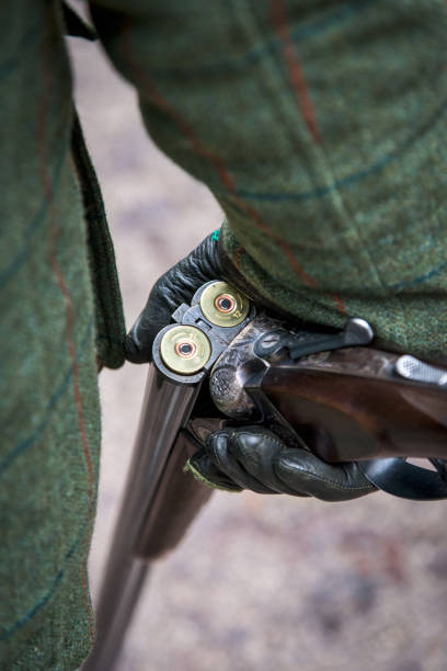 gebrochene schrotflinte in leder gloved hand - pheasant hunter stock-fotos und bilder