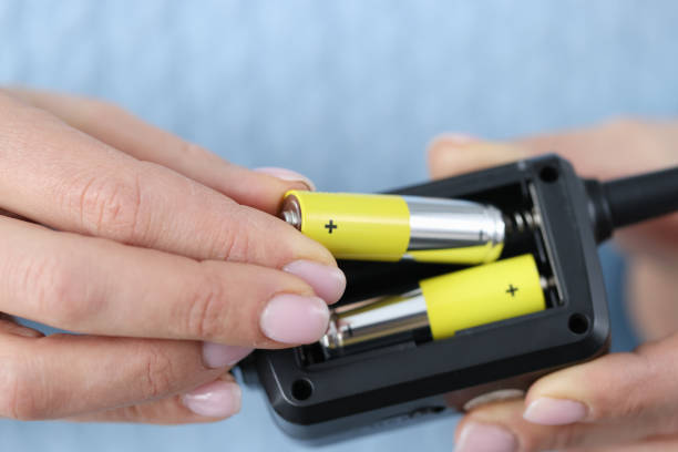 원격 클로즈업에 배터리를 삽입하는 여성 손 - battery replacement 뉴스 사진 이미지