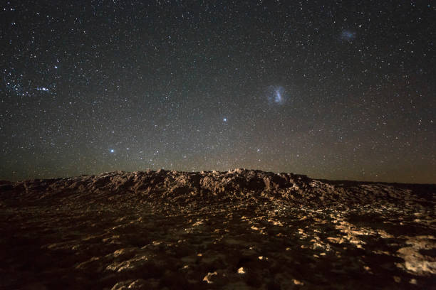 cielo notturno del deserto di atacama con paesaggio roccioso - san pedro foto e immagini stock