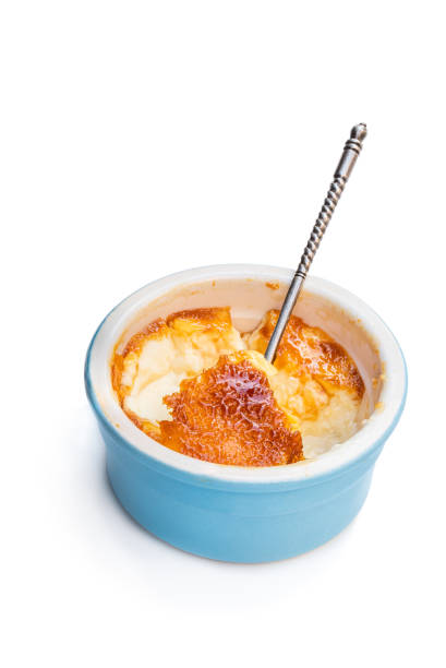 크림 브루리 에 블루 도자기 냄비 에 검정 돌 배경 - custard creme brulee french cuisine crema catalana 뉴스 사진 이미지