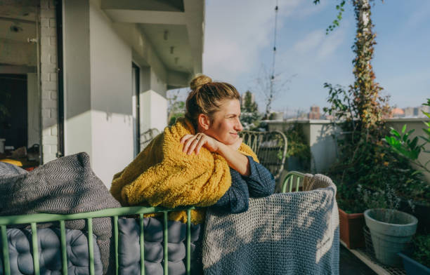 matin relaxant sur ma terrasse - spring women relaxation people photos et images de collection