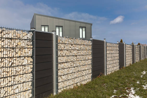 Screen wall made of wood and stone