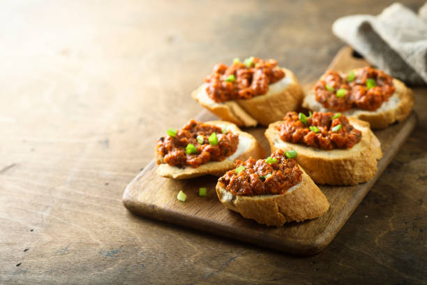 bruschetta con crema de verduras asadas - chutney jar tomato preserved fotografías e imágenes de stock