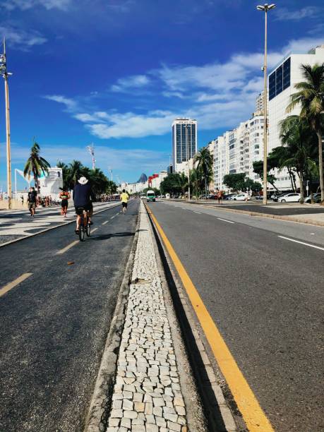 carril bici de playa de copacabana - brazil bicycle rio de janeiro outdoors fotografías e imágenes de stock