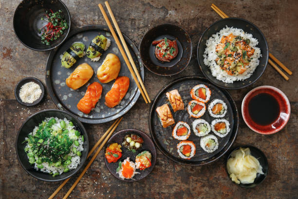 traditionelle japanische gerichte. sushi und sushi roll set. reisschalen. thunfisch tataki. - japanische küche stock-fotos und bilder
