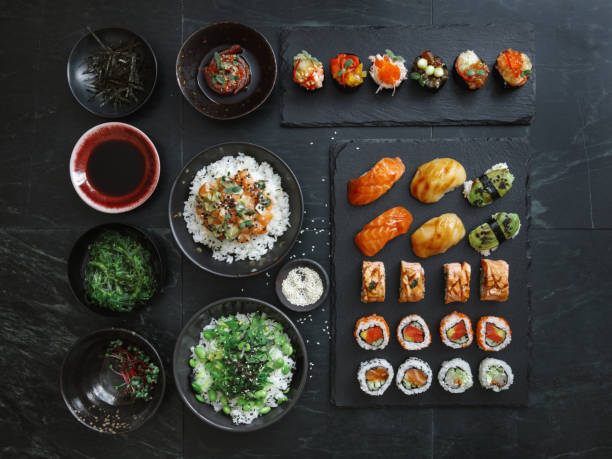 sushi und sushi roll set. reisschalen. thunfisch tataki. - sake nigiri stock-fotos und bilder
