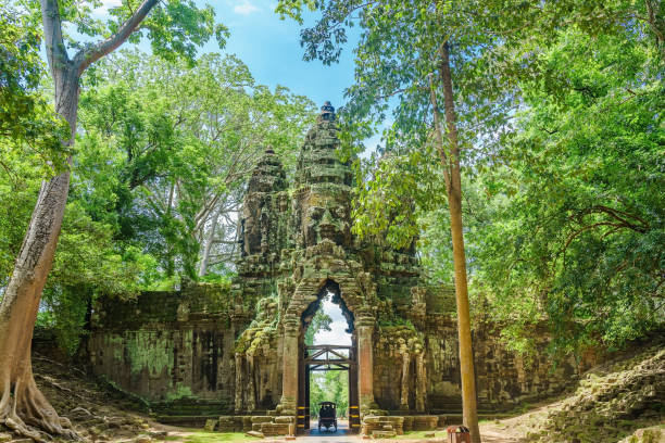 nordtor des angkor thom komplexes bei siem reap kambodscha südostasien - cambodia traditional culture ancient angkor stock-fotos und bilder