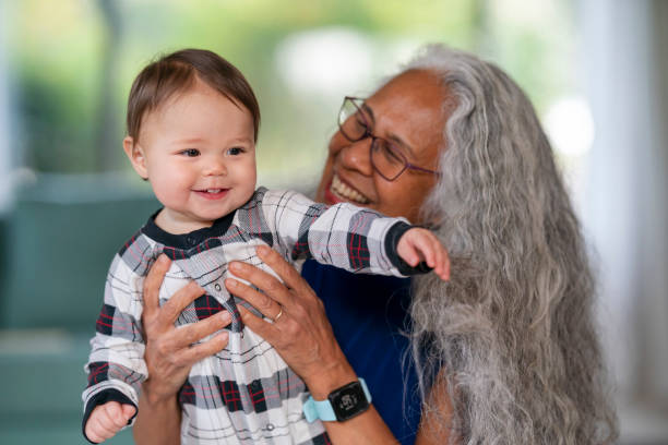 szczęśliwe dziecko bawi się z babcią - hawaiian ethnicity zdjęcia i obrazy z banku zdjęć