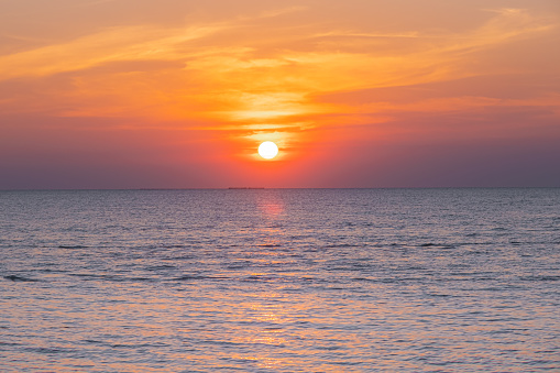 borrosa de Tropical Colorido puesta de sol sobre el océano en la playa. en Tailandia Fondo turístico con playa de mar. Destino de viaje de vacaciones photo