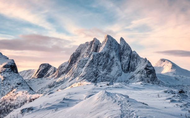 landschaft des majestätischen schneebergs mit fußabdruck auf dem segla hügel am morgen auf der insel senja - winter cold footpath footprint stock-fotos und bilder