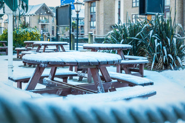 pub tafels sneeuw bedekt na sneeuwval in engeland - cafe snow stockfoto's en -beelden