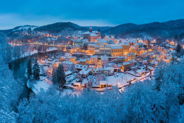 stunning scenic view of beautiful cityscape of medieval loket nad ohri town with loket castle gothic style on massive rock, colorful buildings during winter season, karlovy vary region, czech republic - czech republic fotos imagens e fotografias de stock