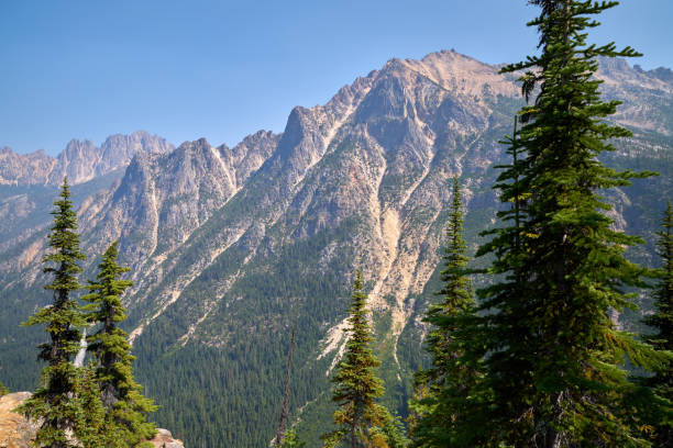 rainy pass north cascades nationalpark - north cascades national park washington state northern cascade range mountain pass stock-fotos und bilder