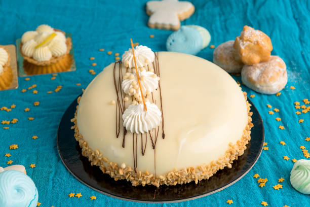 torta di compleanno con cioccolato e mandorle - chocolate almond foods and drinks white chocolate foto e immagini stock