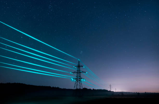 torres de transmisión de electricidad con cables brillantes contra el cielo estrellado. - red eléctrica fotografías e imágenes de stock