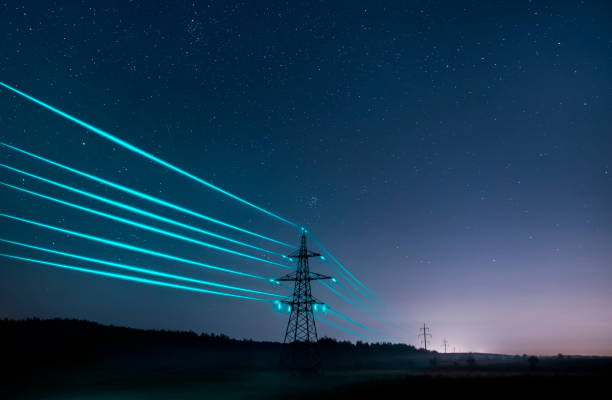 wieże przesyłowe energii elektrycznej ze świecącymi przewodami na gwiaździstym niebie. - pylon elektryczności zdjęcia i obrazy z banku zdjęć