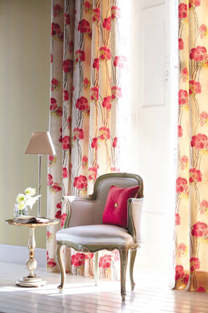 kursi lengan yang indah di ruang tamu tradisional - elegan curtain potret stok, foto, & gambar bebas royalti