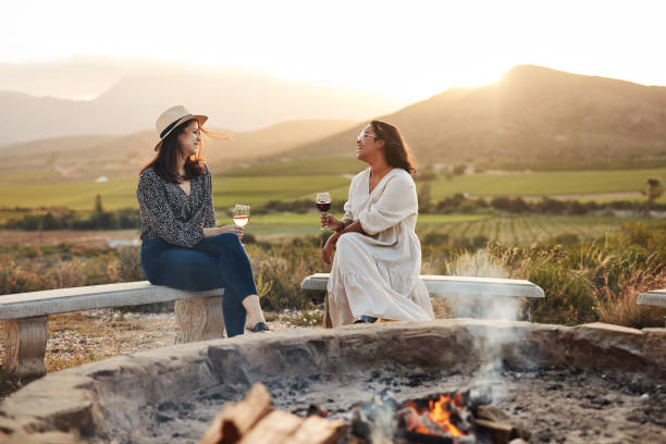 disfrutar de un descanso muy necesario - outdoors drinking women friendship fotografías e imágenes de stock