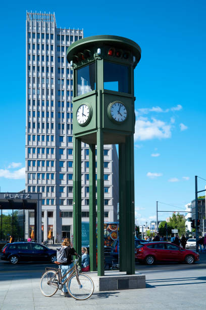 orologio a potsdamer platz a berlino - berlin germany architecture stoplight contemporary foto e immagini stock