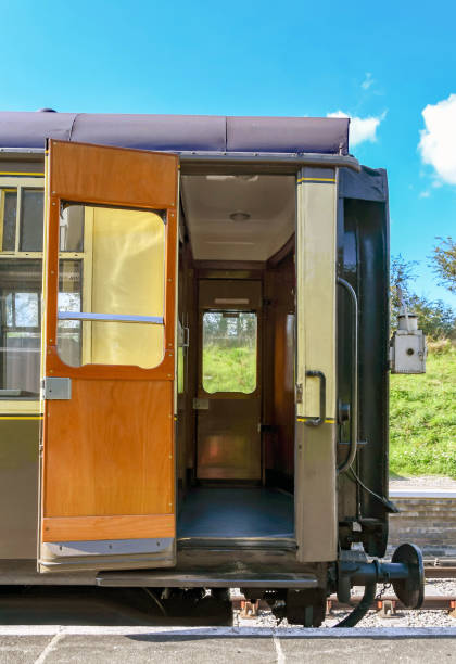 列車のキャリッジでドアを開ける - train door vehicle door open ストックフォトと画像
